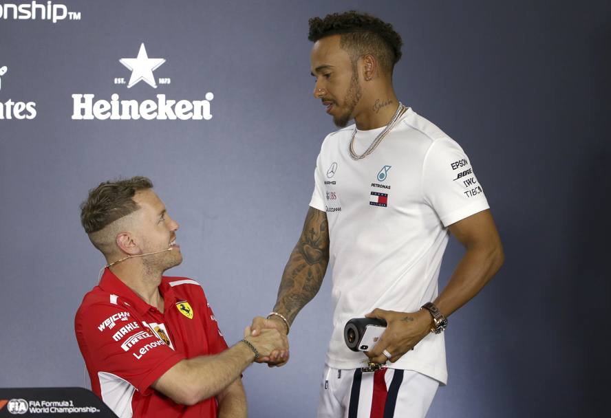 Conferenza stampa time: Vettel e Hamilton si stringono la mano.Ap